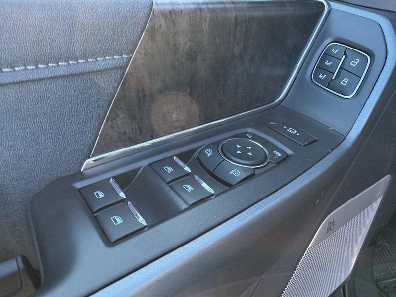 Ford Super Duty F-350 DRW Vehicle Image 19