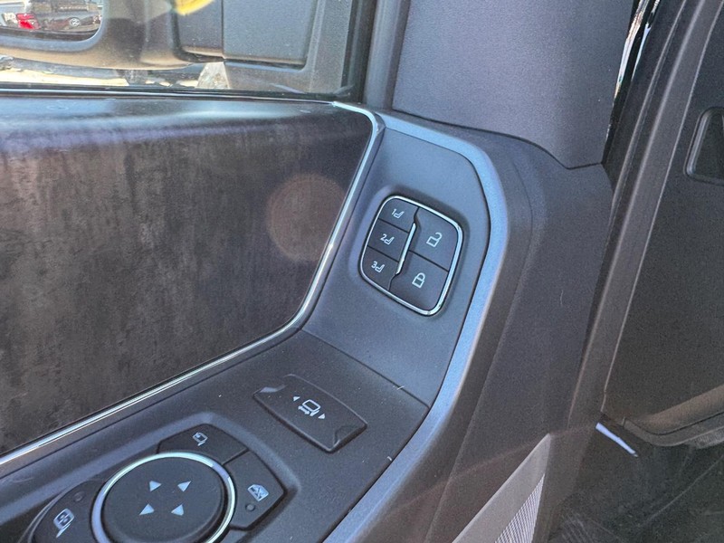 Ford Super Duty F-350 DRW Vehicle Image 20