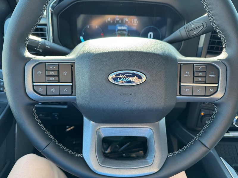 Ford Super Duty F-350 DRW Vehicle Image 21