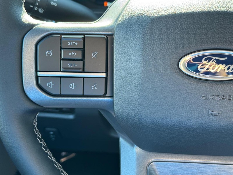 Ford Super Duty F-350 DRW Vehicle Image 22