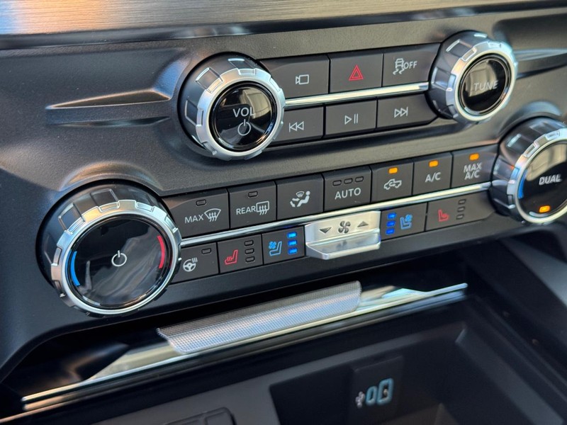 Ford Super Duty F-350 DRW Vehicle Image 25