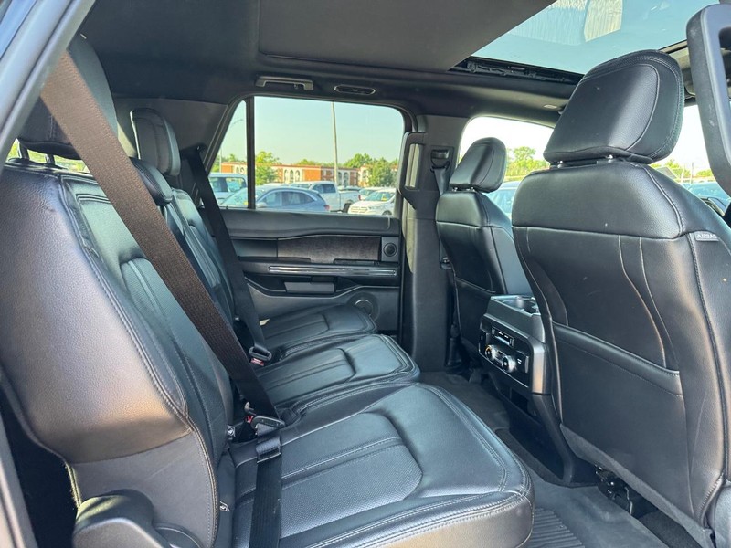 Ford Expedition Vehicle Image 16