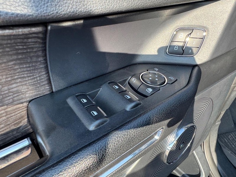 Ford Expedition Vehicle Image 21