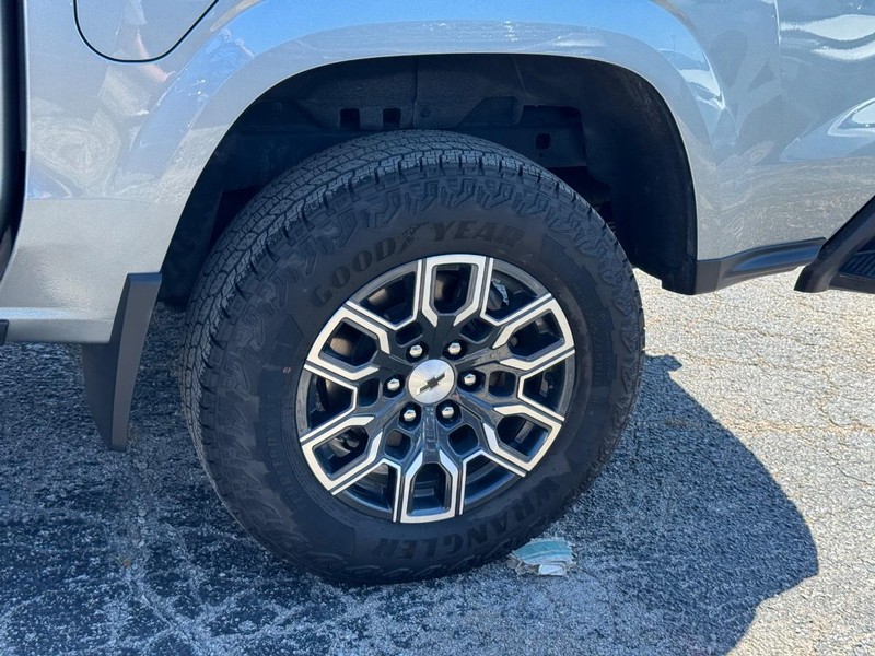 Chevrolet Colorado Vehicle Image 11