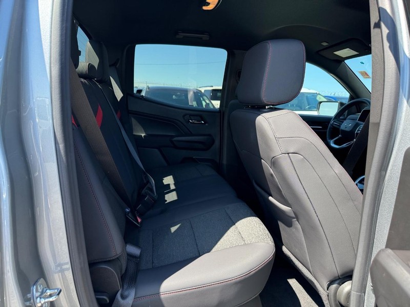 Chevrolet Colorado Vehicle Image 13