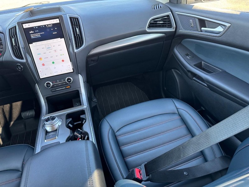 Ford Edge Vehicle Image 16