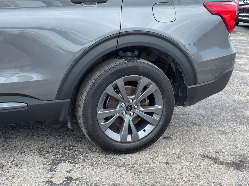 Ford Explorer Vehicle Image 11