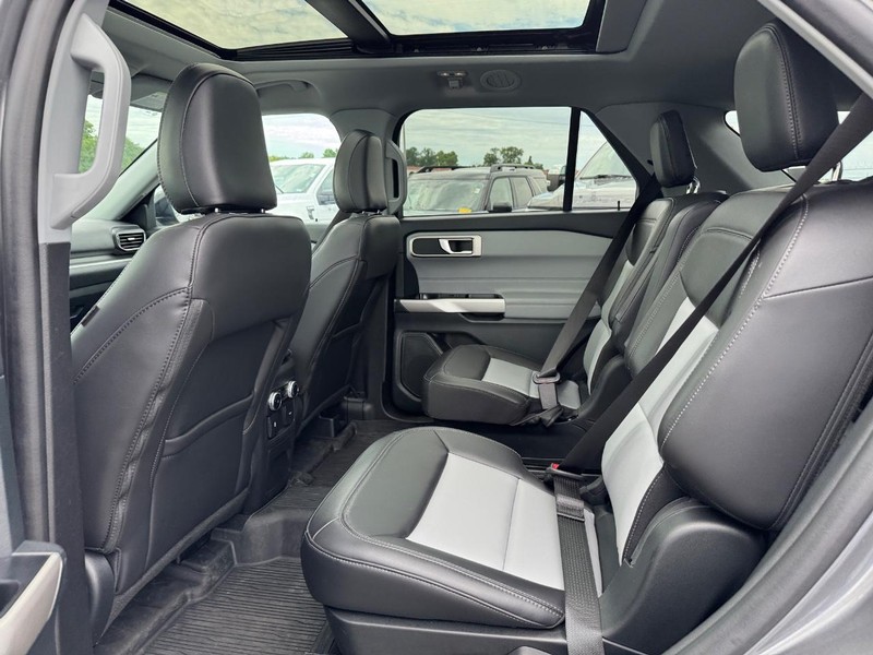 Ford Explorer Vehicle Image 12