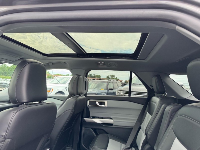 Ford Explorer Vehicle Image 13