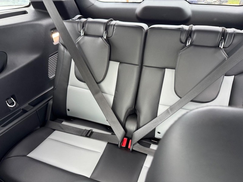 Ford Explorer Vehicle Image 14