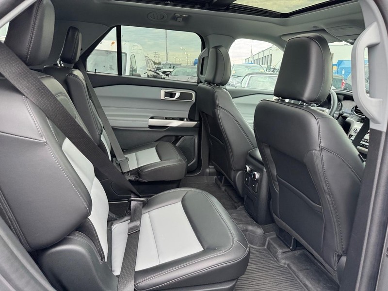 Ford Explorer Vehicle Image 16