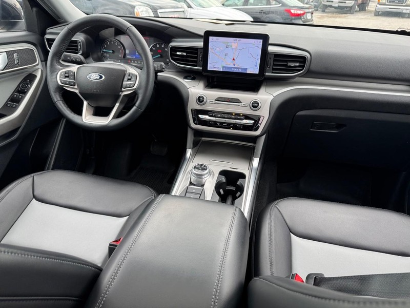 Ford Explorer Vehicle Image 17