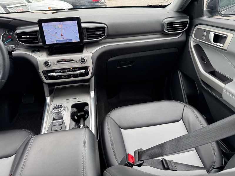 Ford Explorer Vehicle Image 18