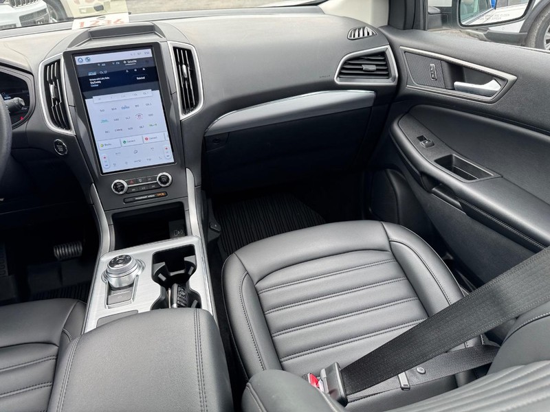 Ford Edge Vehicle Image 17