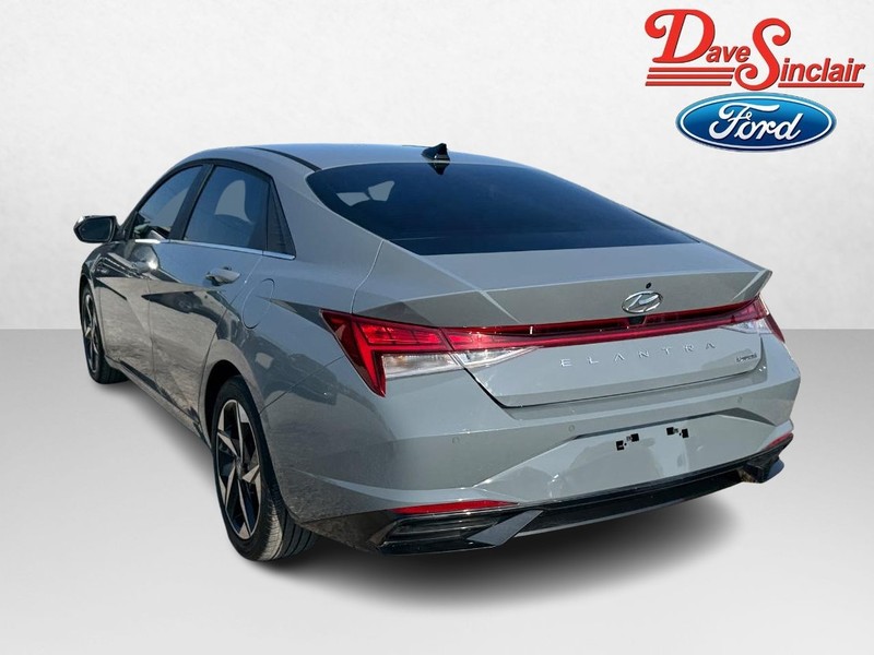 Hyundai Elantra Vehicle Image 09