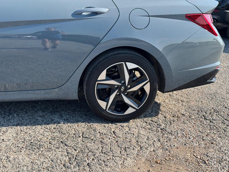 Hyundai Elantra Vehicle Image 11