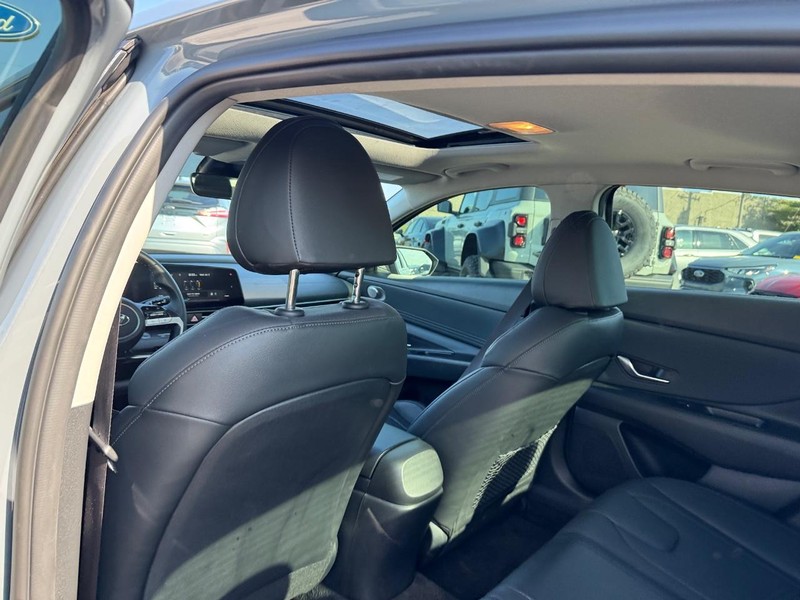 Hyundai Elantra Vehicle Image 13