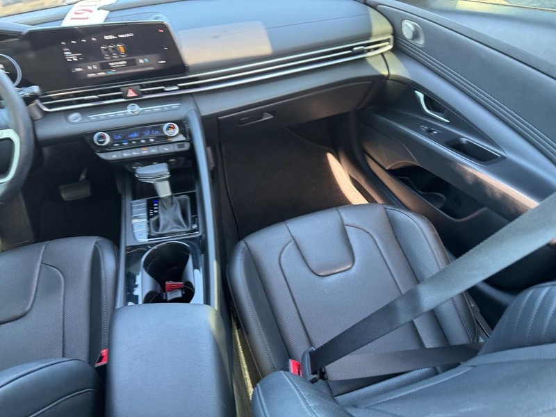 Hyundai Elantra Vehicle Image 17