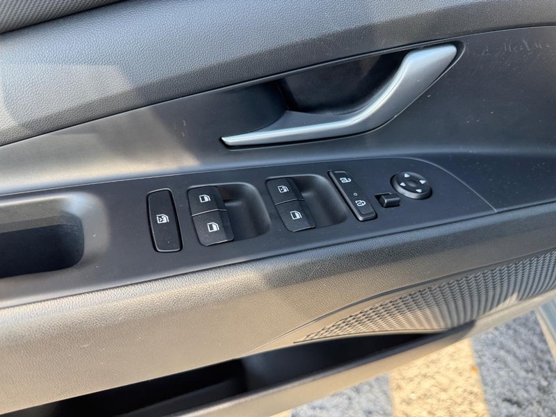 Hyundai Elantra Vehicle Image 19