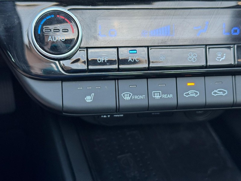 Hyundai Elantra Vehicle Image 23