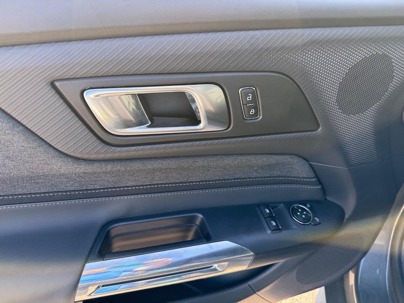 Ford Mustang Vehicle Image 16