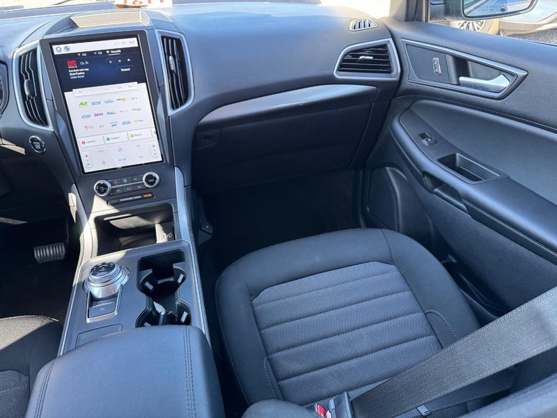 Ford Edge Vehicle Image 16