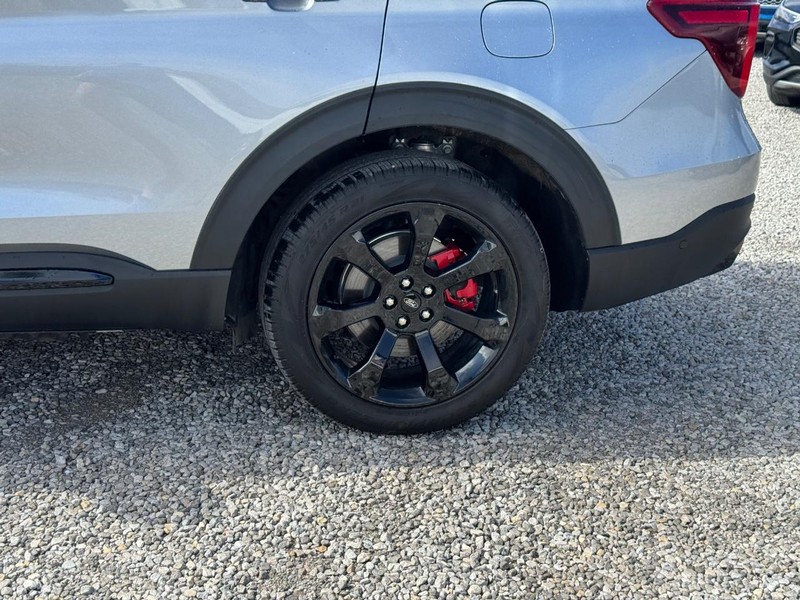 Ford Explorer Vehicle Image 11