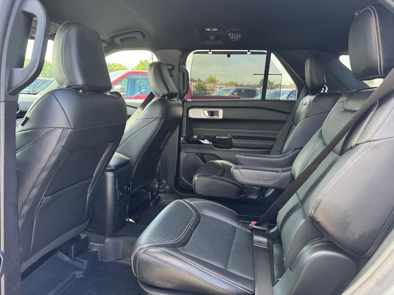 Ford Explorer Vehicle Image 12
