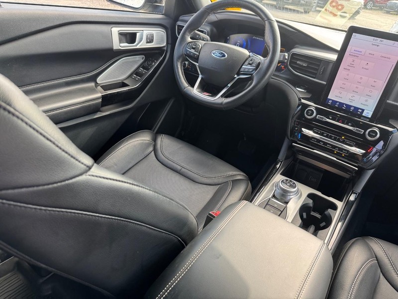 Ford Explorer Vehicle Image 15