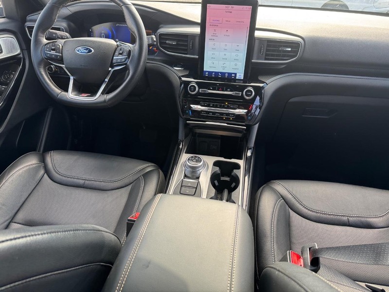 Ford Explorer Vehicle Image 16