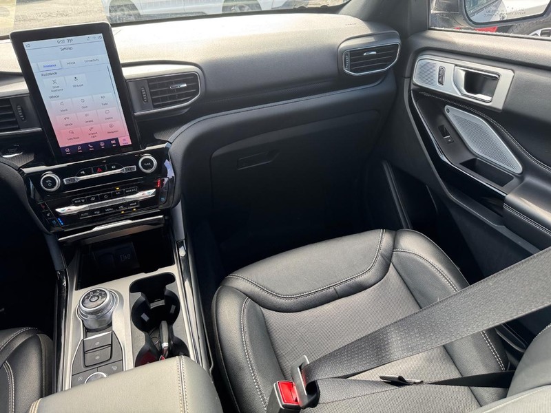 Ford Explorer Vehicle Image 17