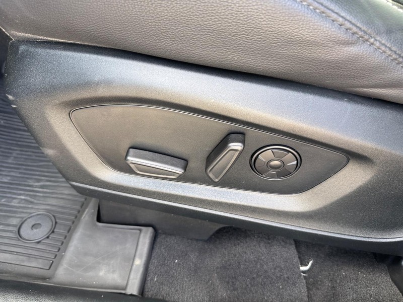 Ford Explorer Vehicle Image 18