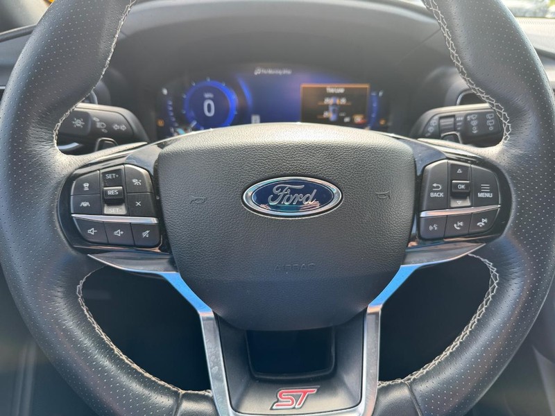 Ford Explorer Vehicle Image 21