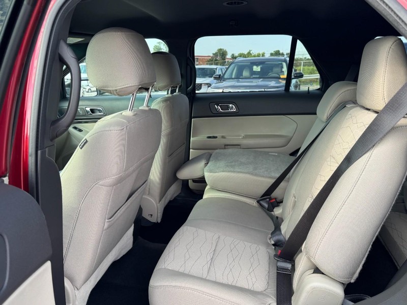 Ford Explorer Vehicle Image 12
