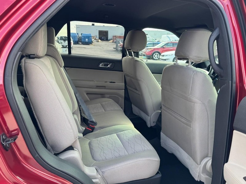Ford Explorer Vehicle Image 13