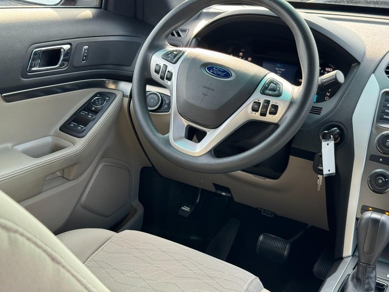 Ford Explorer Vehicle Image 14
