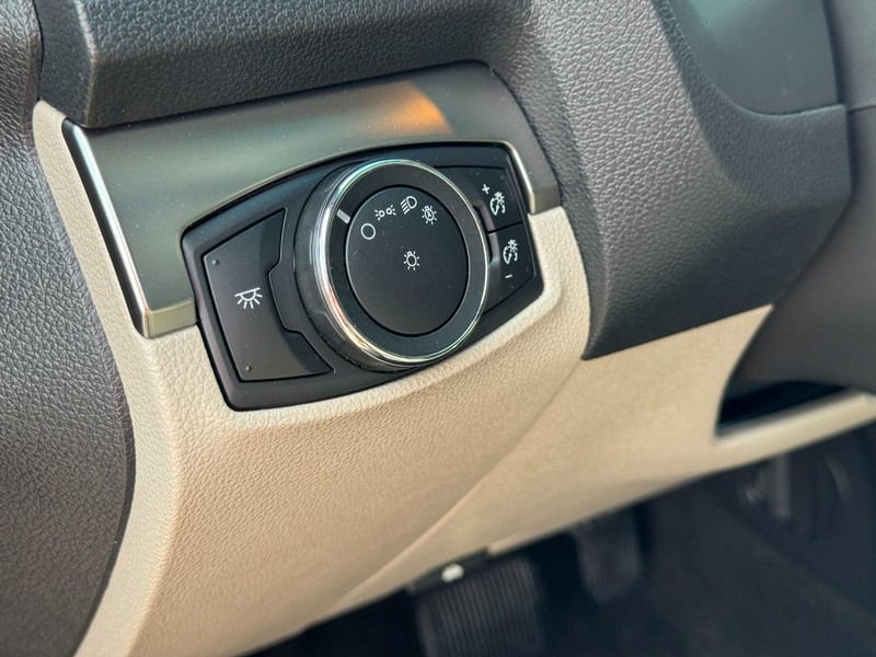 Ford Explorer Vehicle Image 18