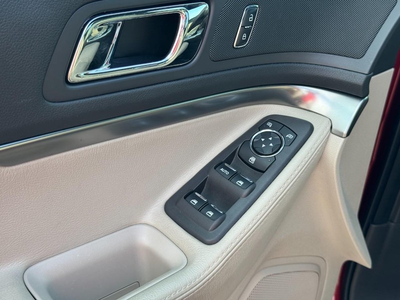 Ford Explorer Vehicle Image 19