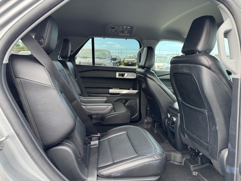 Ford Explorer Vehicle Image 15