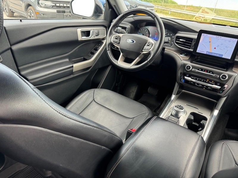 Ford Explorer Vehicle Image 16