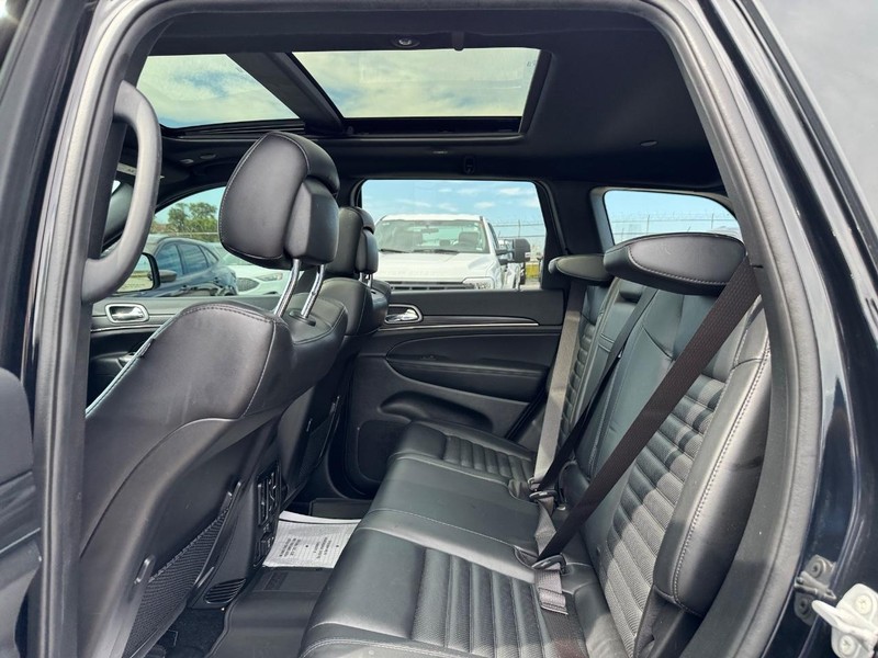 Jeep Grand Cherokee Vehicle Image 12