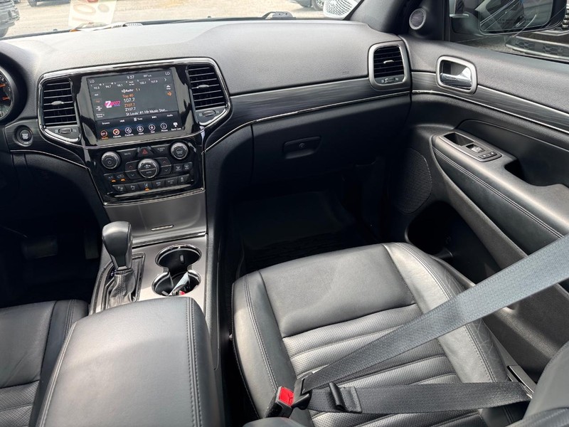 Jeep Grand Cherokee Vehicle Image 17