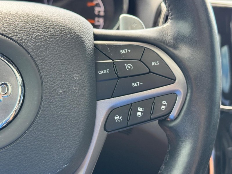 Jeep Grand Cherokee Vehicle Image 23