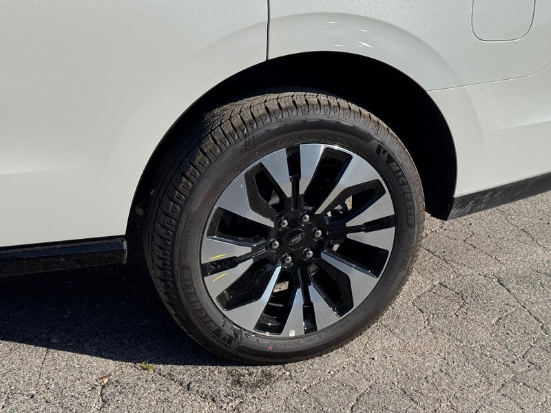 Ford Expedition Vehicle Image 11