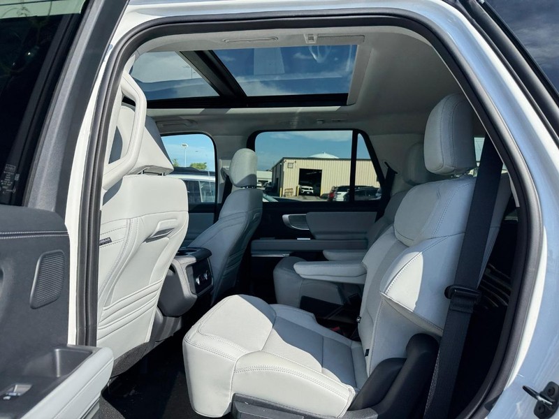 Ford Expedition Vehicle Image 12