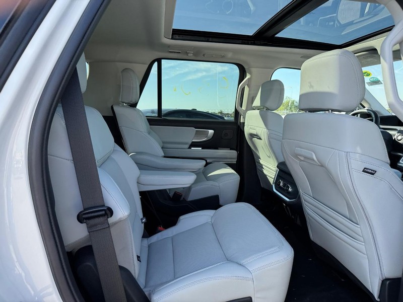 Ford Expedition Vehicle Image 16