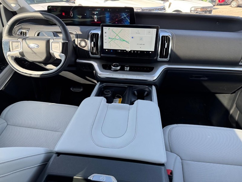 Ford Expedition Vehicle Image 17