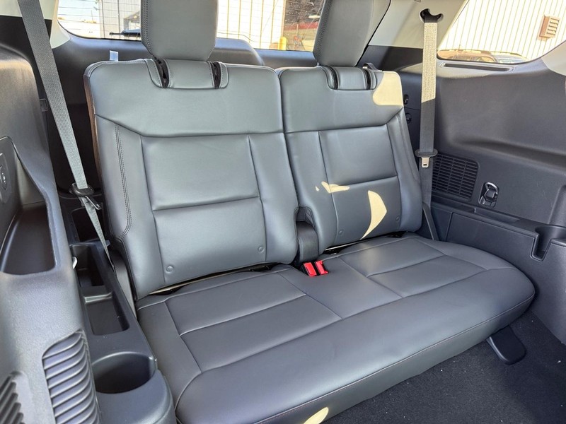 Ford Explorer Vehicle Image 13