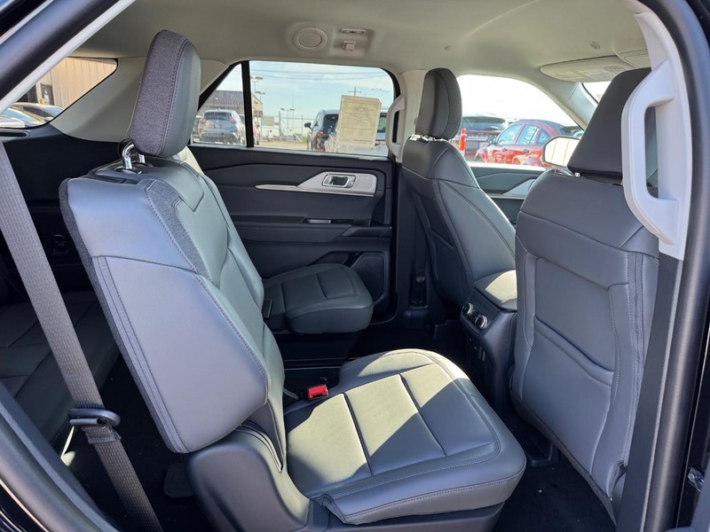 Ford Explorer Vehicle Image 14