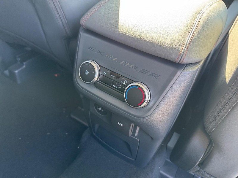Ford Explorer Vehicle Image 15